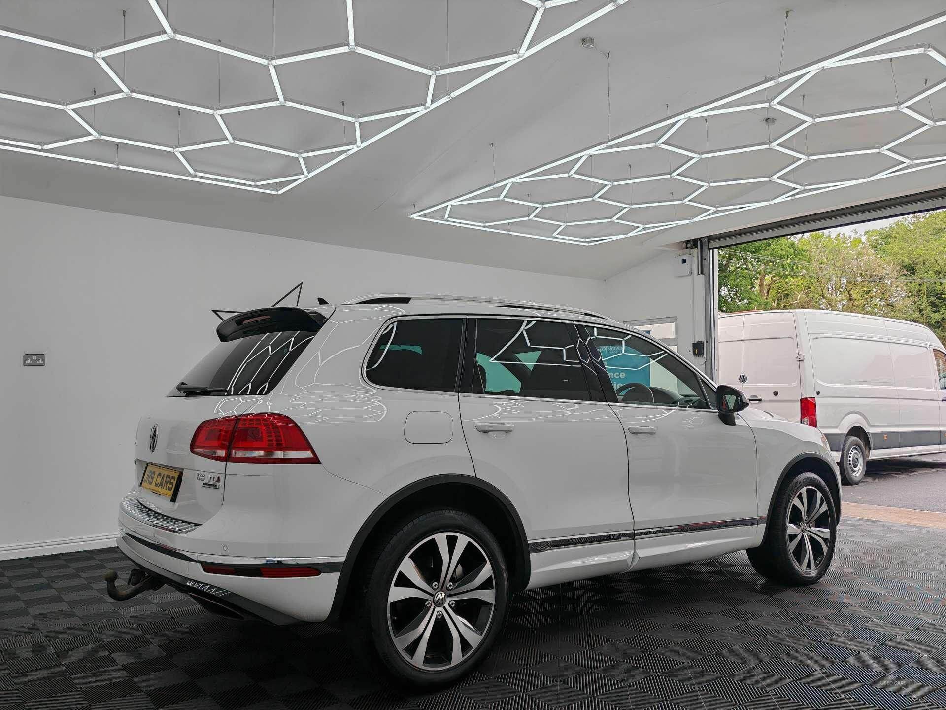 Feb 2016 Volkswagen Touareg 3.0 V6 TDI BlueMotion Tech 262 R-Line 5dr Tip Auto