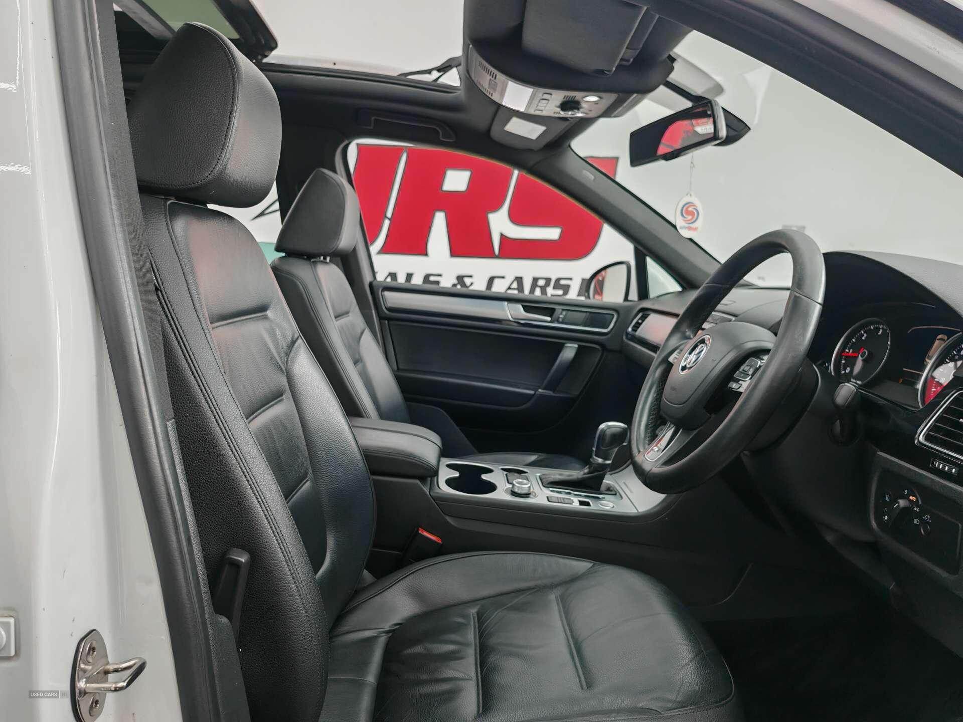 Feb 2016 Volkswagen Touareg 3.0 V6 TDI BlueMotion Tech 262 R-Line 5dr Tip Auto