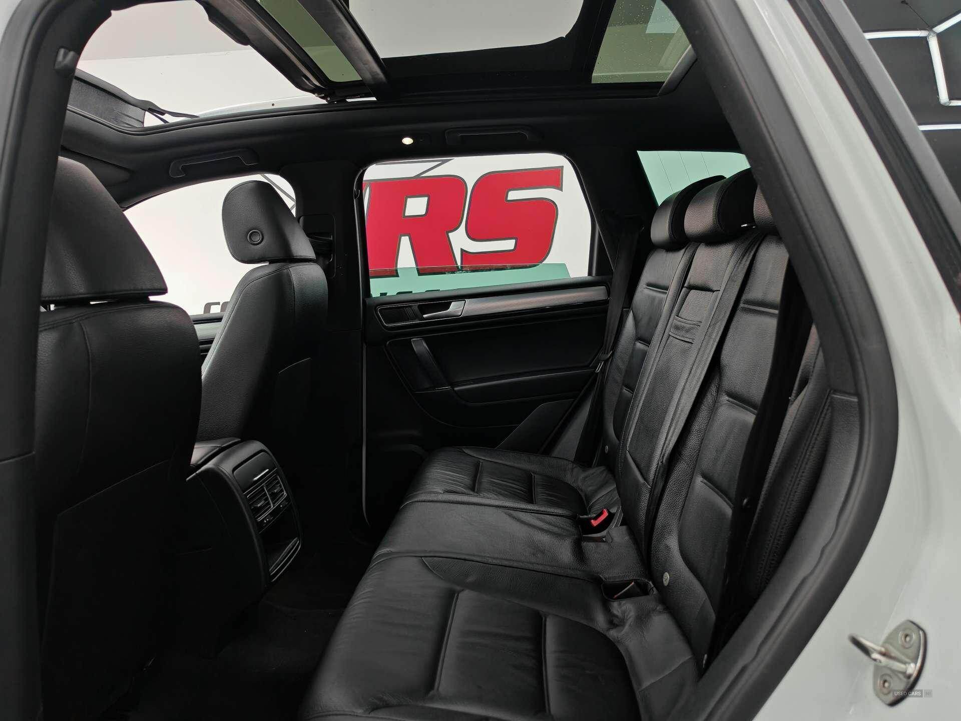 Feb 2016 Volkswagen Touareg 3.0 V6 TDI BlueMotion Tech 262 R-Line 5dr Tip Auto