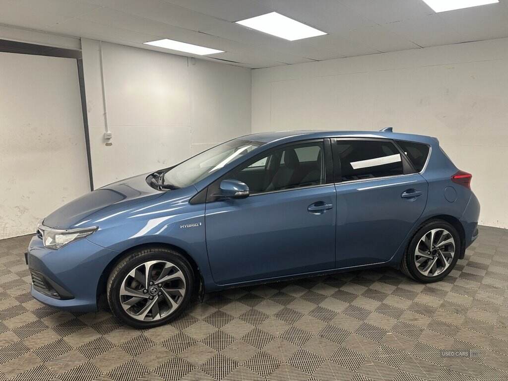 Sep 2015 Toyota Auris 1.8 Hybrid Design 5dr CVT