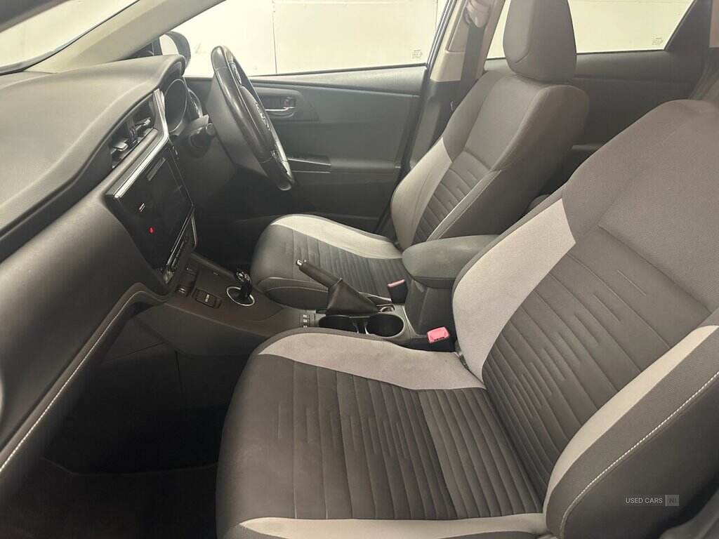 Sep 2015 Toyota Auris 1.8 Hybrid Design 5dr CVT