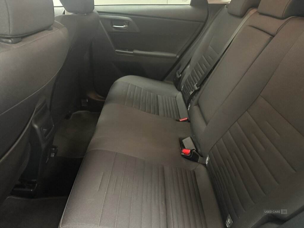 Sep 2015 Toyota Auris 1.8 Hybrid Design 5dr CVT
