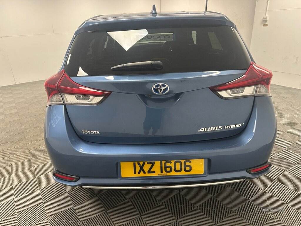 Sep 2015 Toyota Auris 1.8 Hybrid Design 5dr CVT