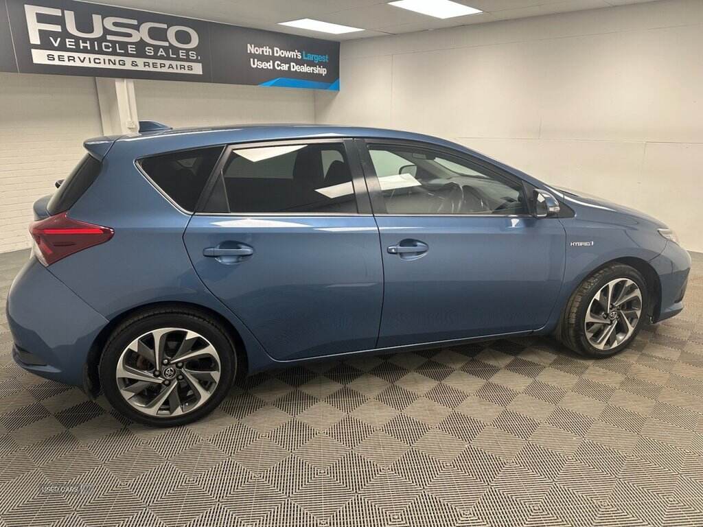 Sep 2015 Toyota Auris 1.8 Hybrid Design 5dr CVT
