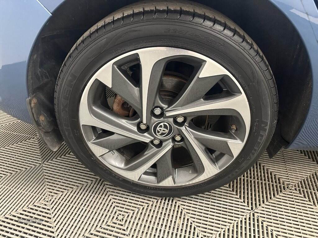 Sep 2015 Toyota Auris 1.8 Hybrid Design 5dr CVT
