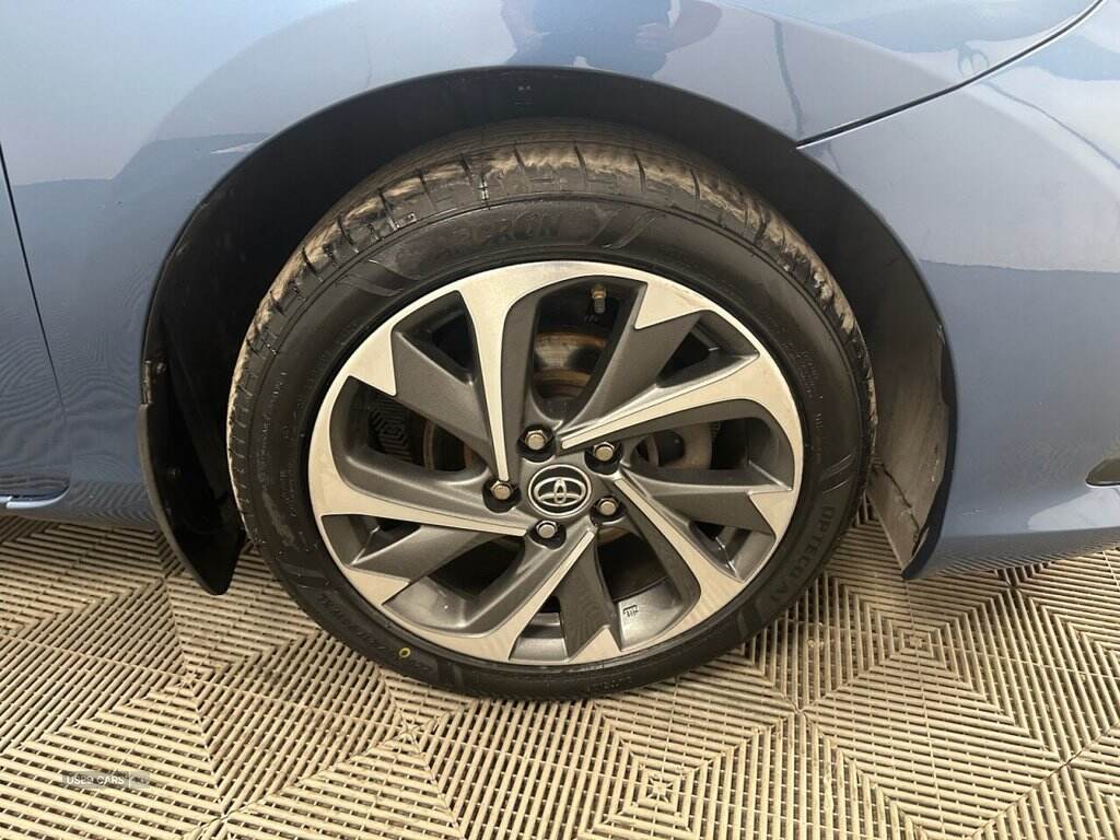 Sep 2015 Toyota Auris 1.8 Hybrid Design 5dr CVT