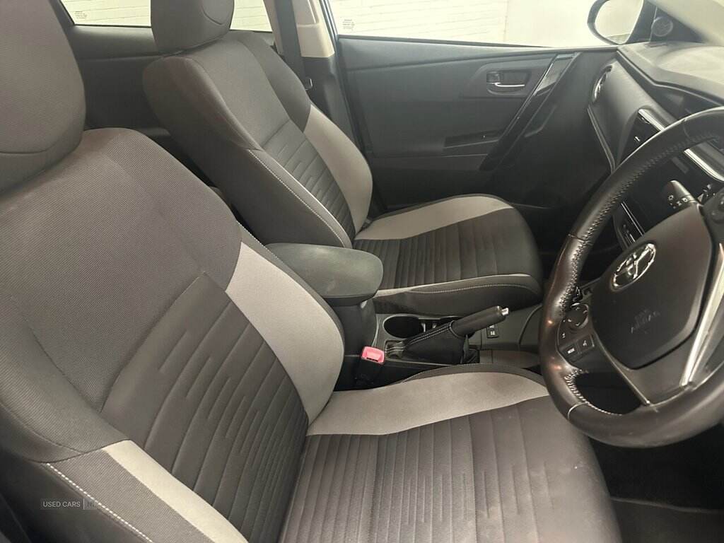 Sep 2015 Toyota Auris 1.8 Hybrid Design 5dr CVT