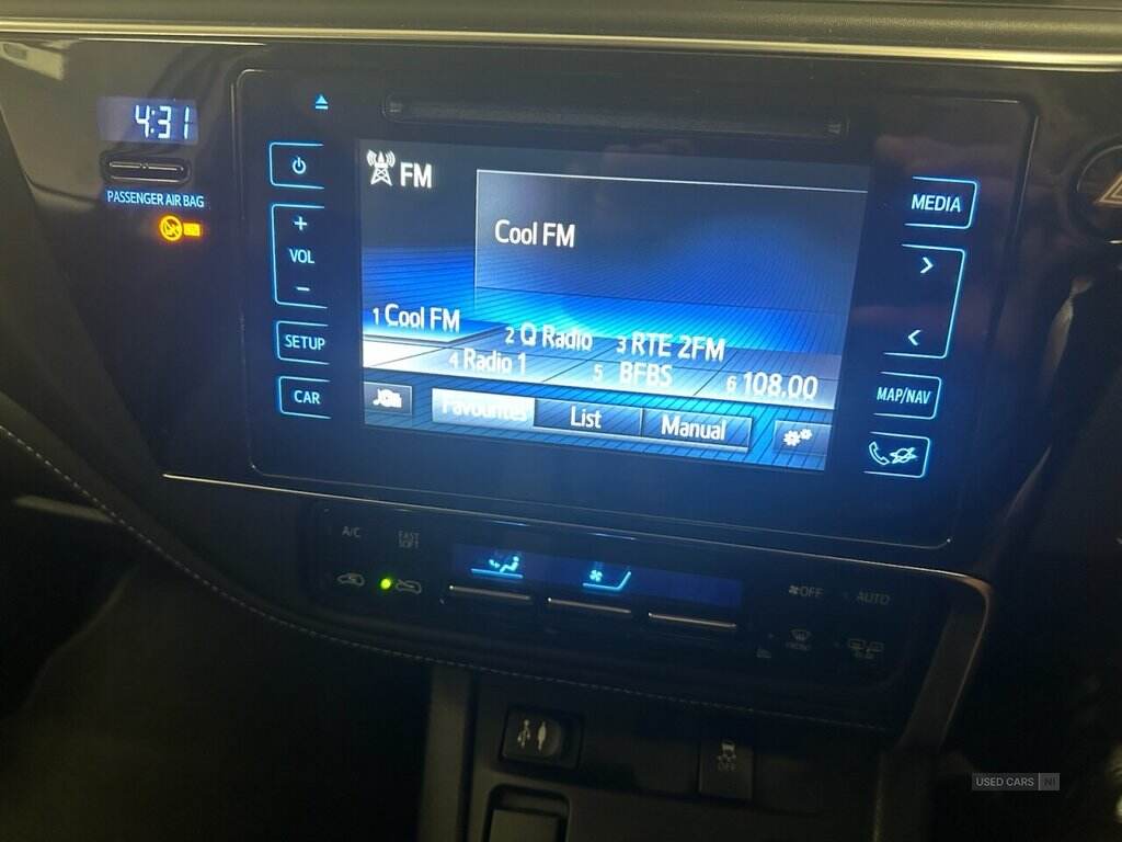 Sep 2015 Toyota Auris 1.8 Hybrid Design 5dr CVT