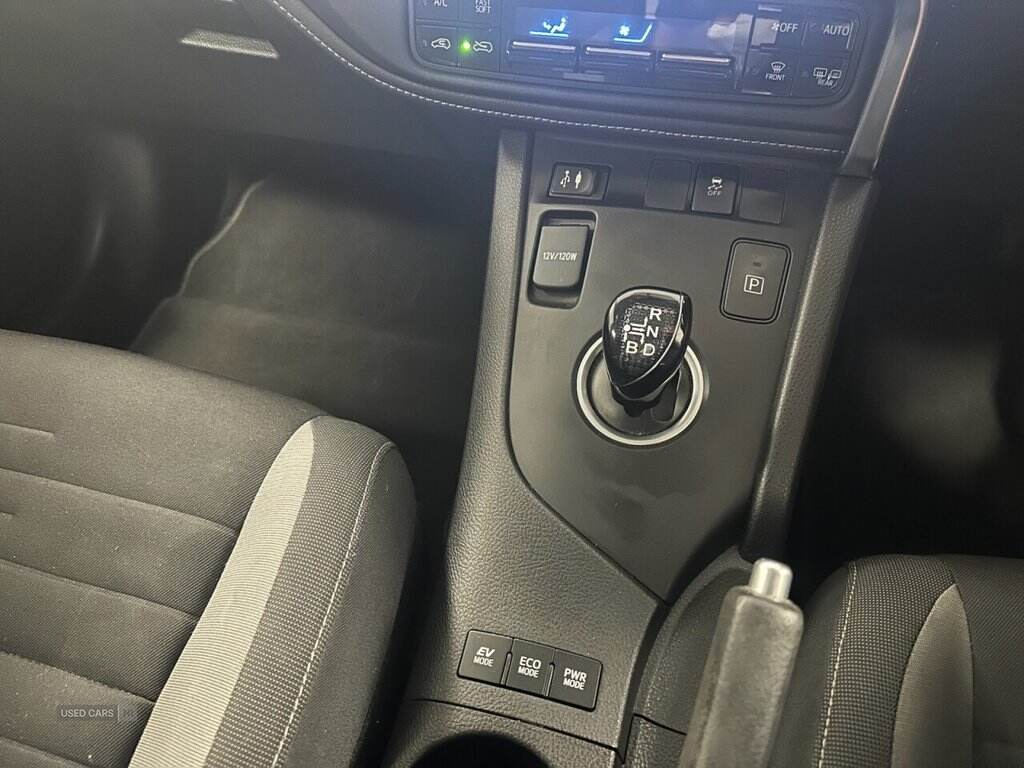 Sep 2015 Toyota Auris 1.8 Hybrid Design 5dr CVT