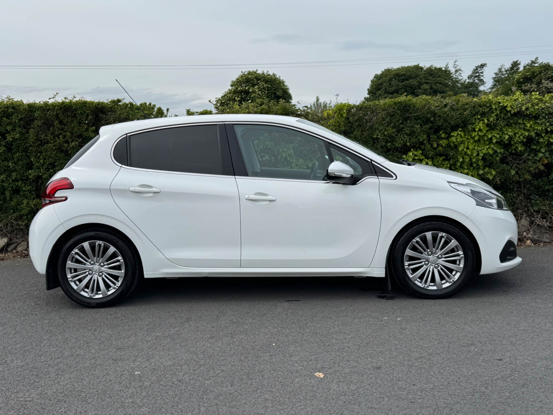 Peugeot 208 HATCHBACK in Down