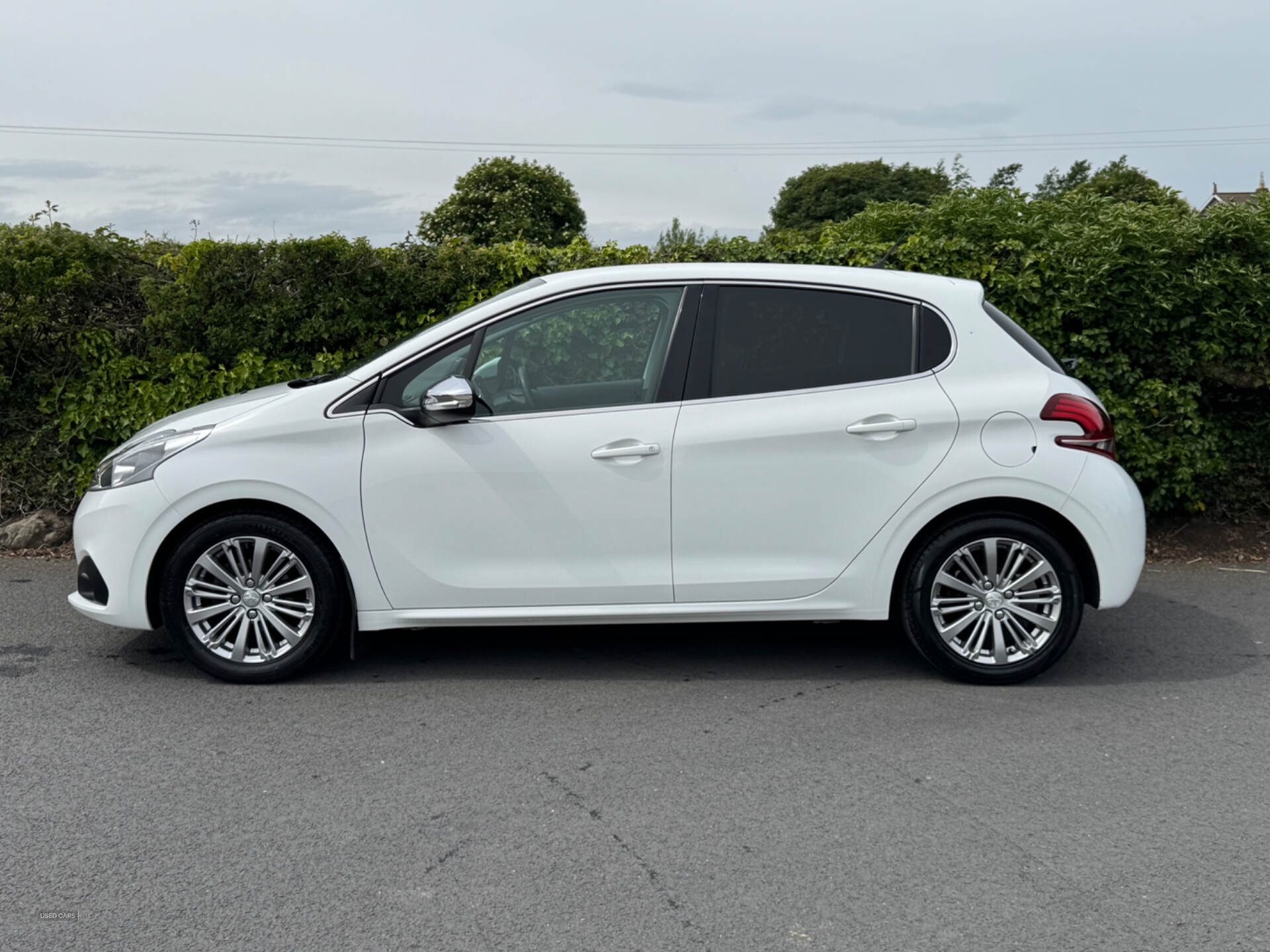 Peugeot 208 HATCHBACK in Down