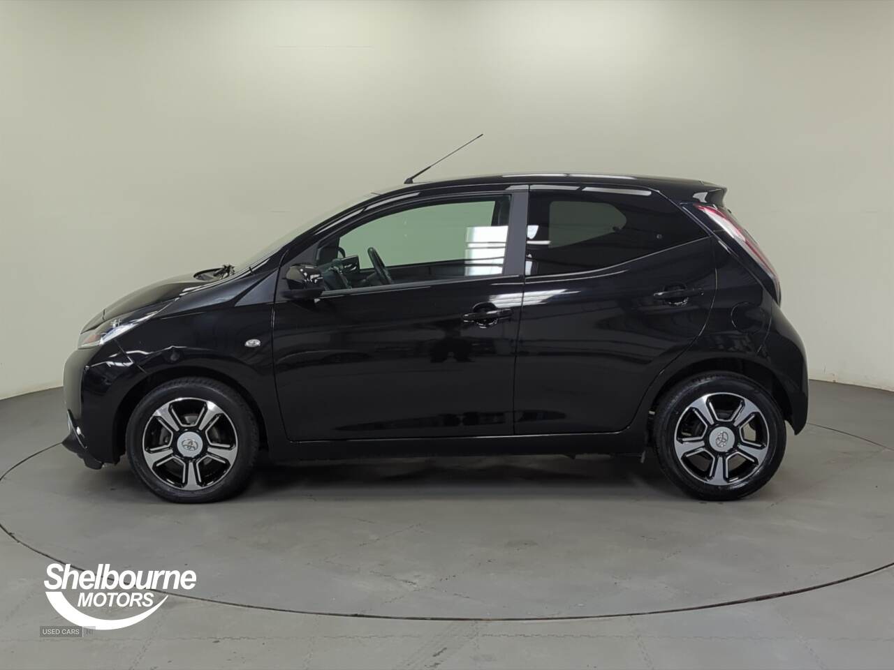 Apr 2018 Toyota Aygo 1.0 VVT-i X-Clusiv 3 5dr x-shift