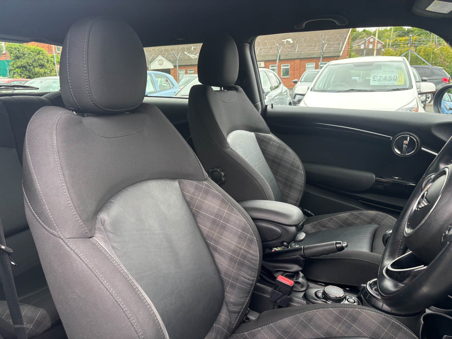 MINI Hatch in Down