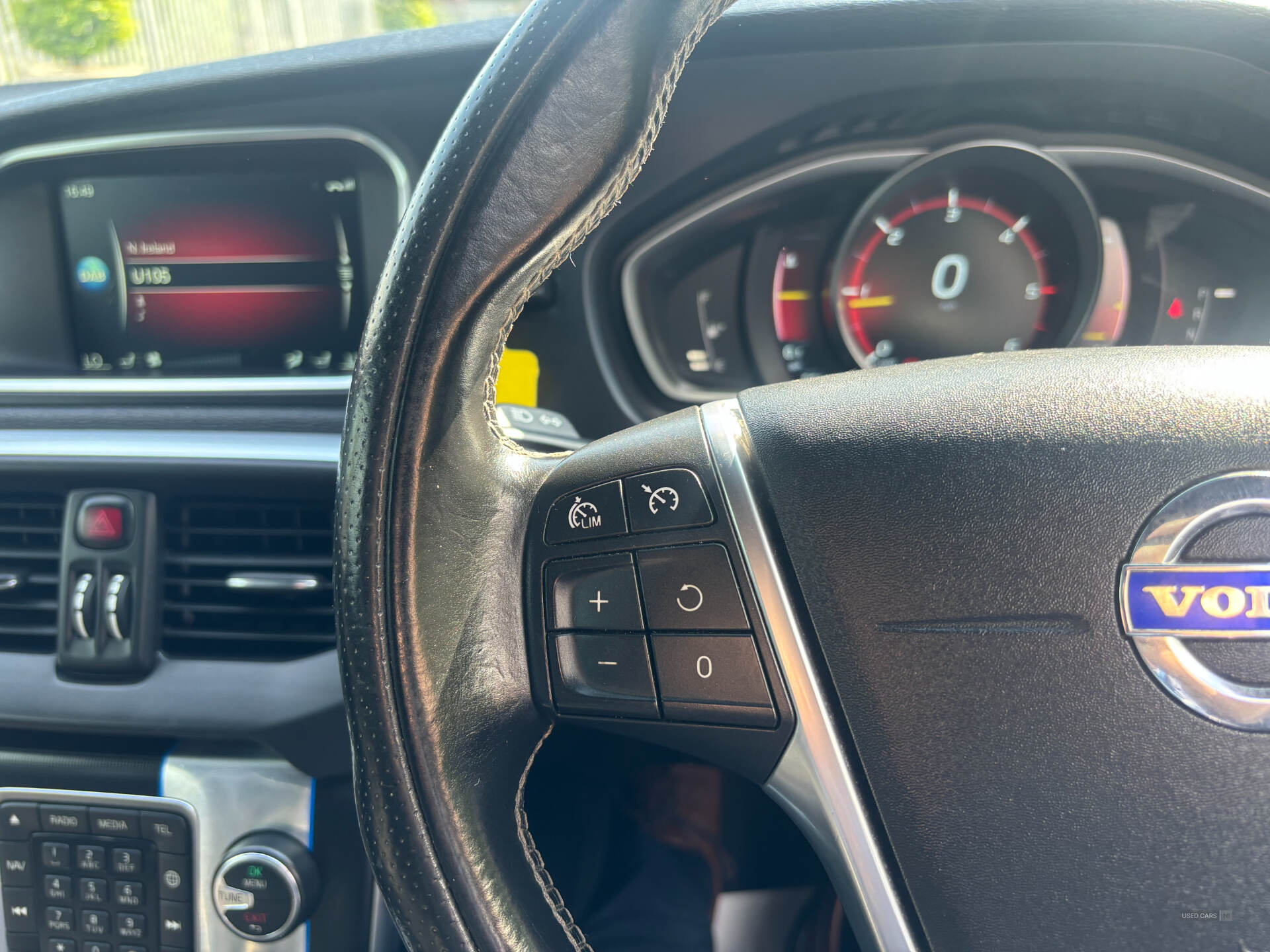 Oct 2015 Volvo V40 D2 [120] R DESIGN Lux Nav 5dr Geartronic