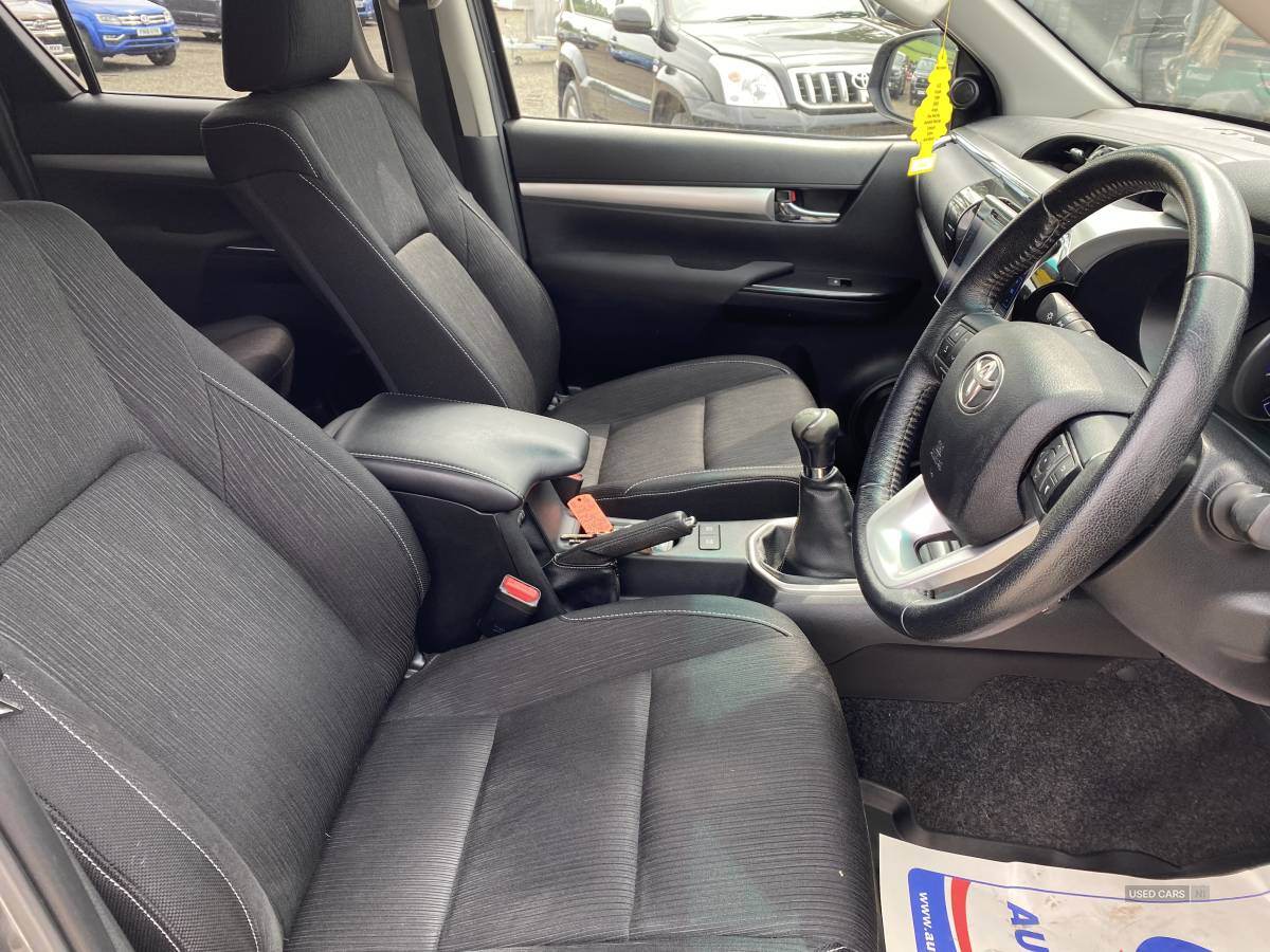 Nov 2016 Toyota Hilux Invincible D/Cab Pick Up 2.4 D-4D