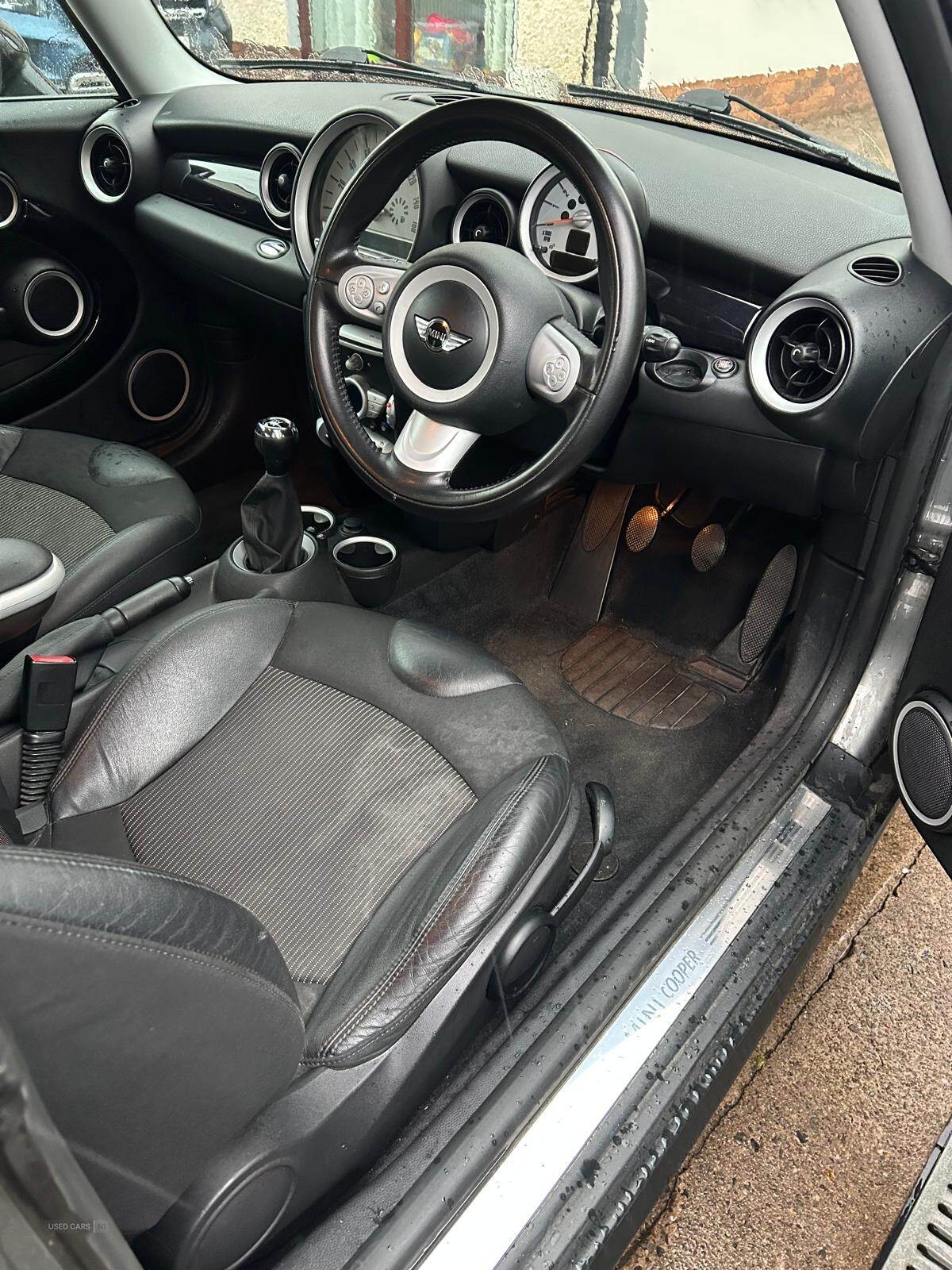 Aug 2010 MINI Hatch 1.6 Cooper Graphite [122] 3dr