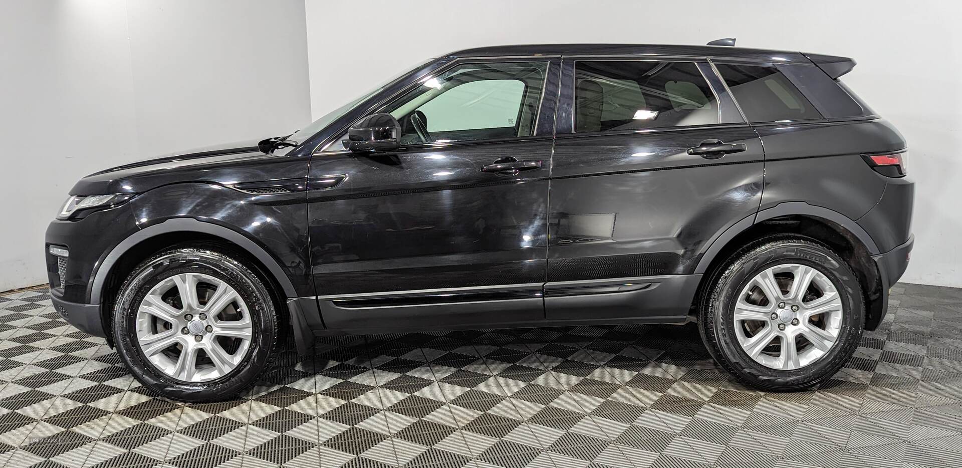 Mar 2019 Land Rover Range Rover Evoque 2.0 TD4 SE Tech 5dr Auto