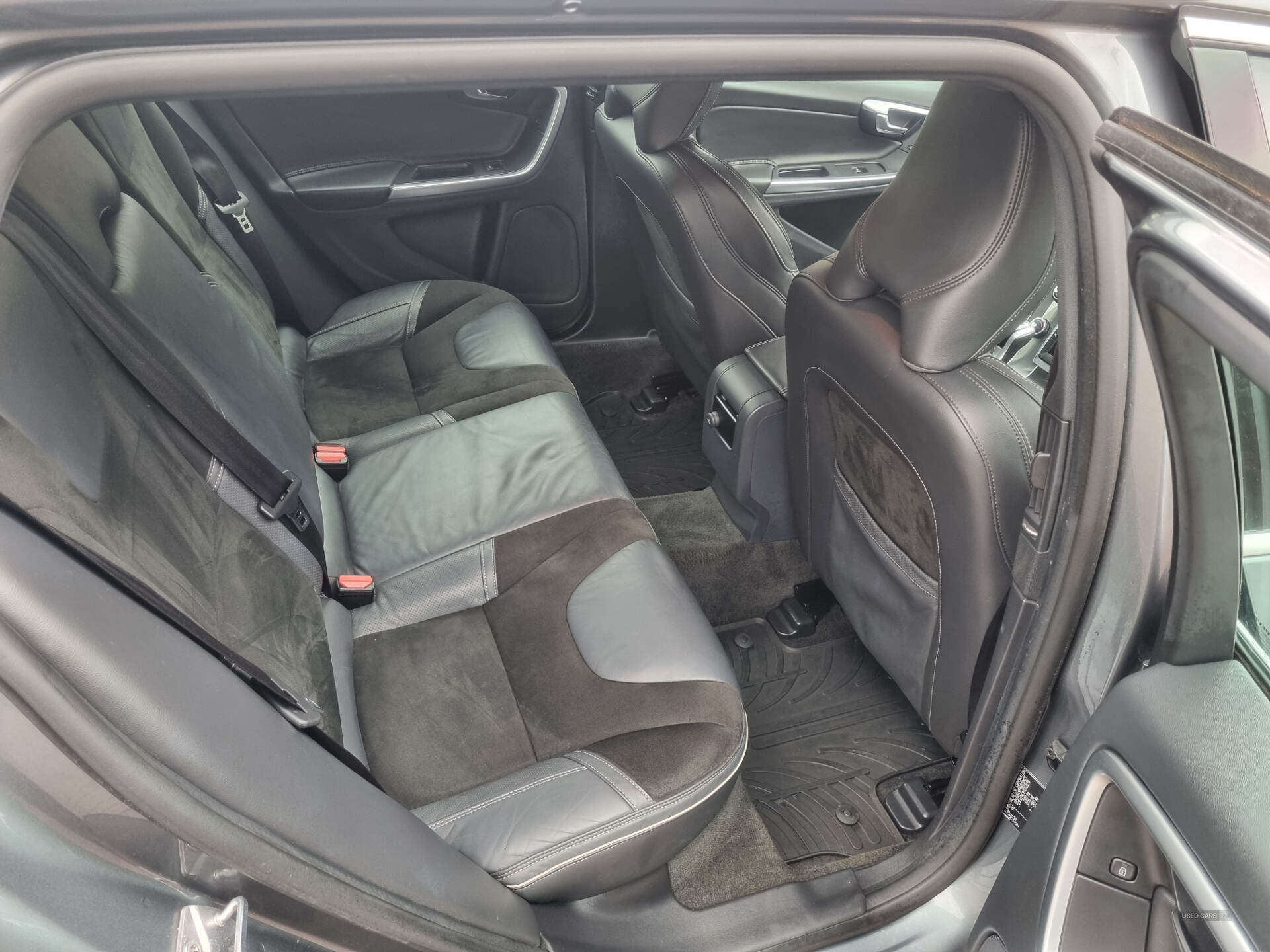 Mar 2017 Volvo V60 D2 [120] R DESIGN Nav 5dr