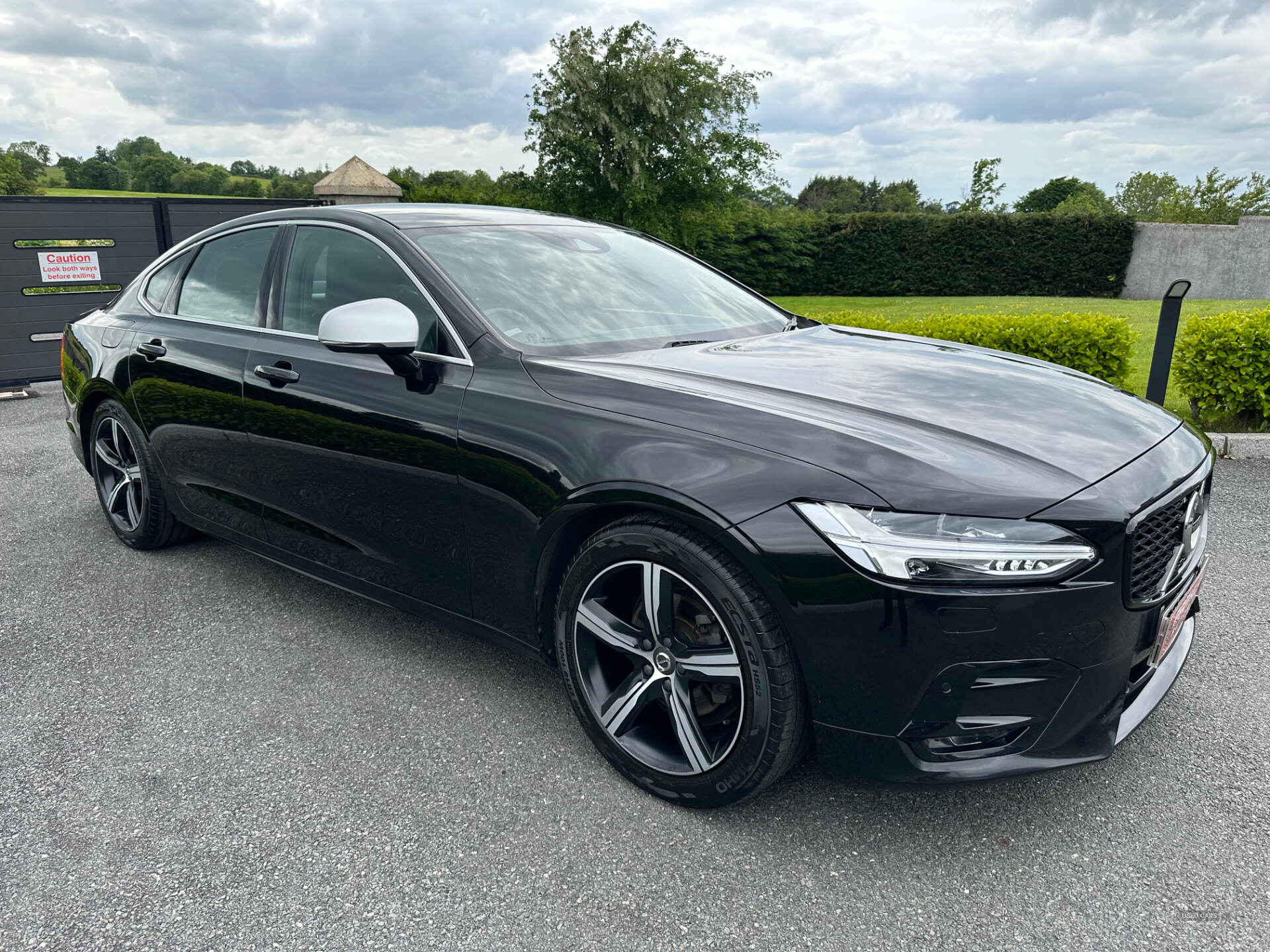 May 2019 Volvo S90 2.0 D4 R DESIGN 4dr Geartronic