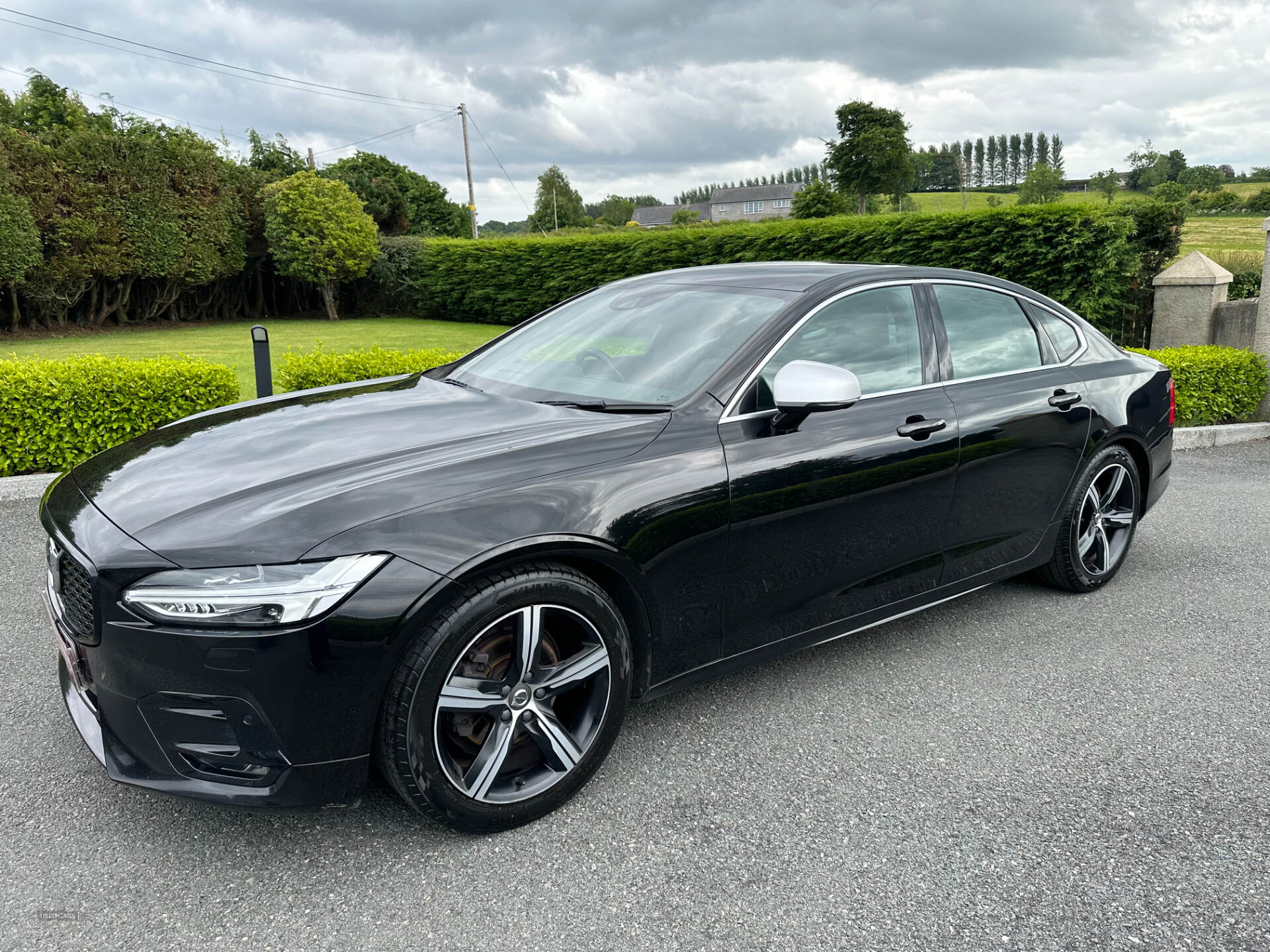 May 2019 Volvo S90 2.0 D4 R DESIGN 4dr Geartronic