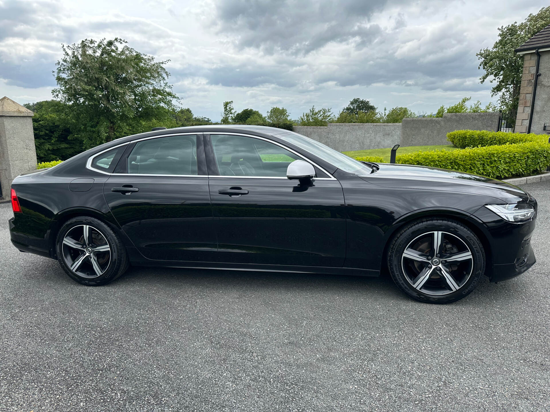 May 2019 Volvo S90 2.0 D4 R DESIGN 4dr Geartronic