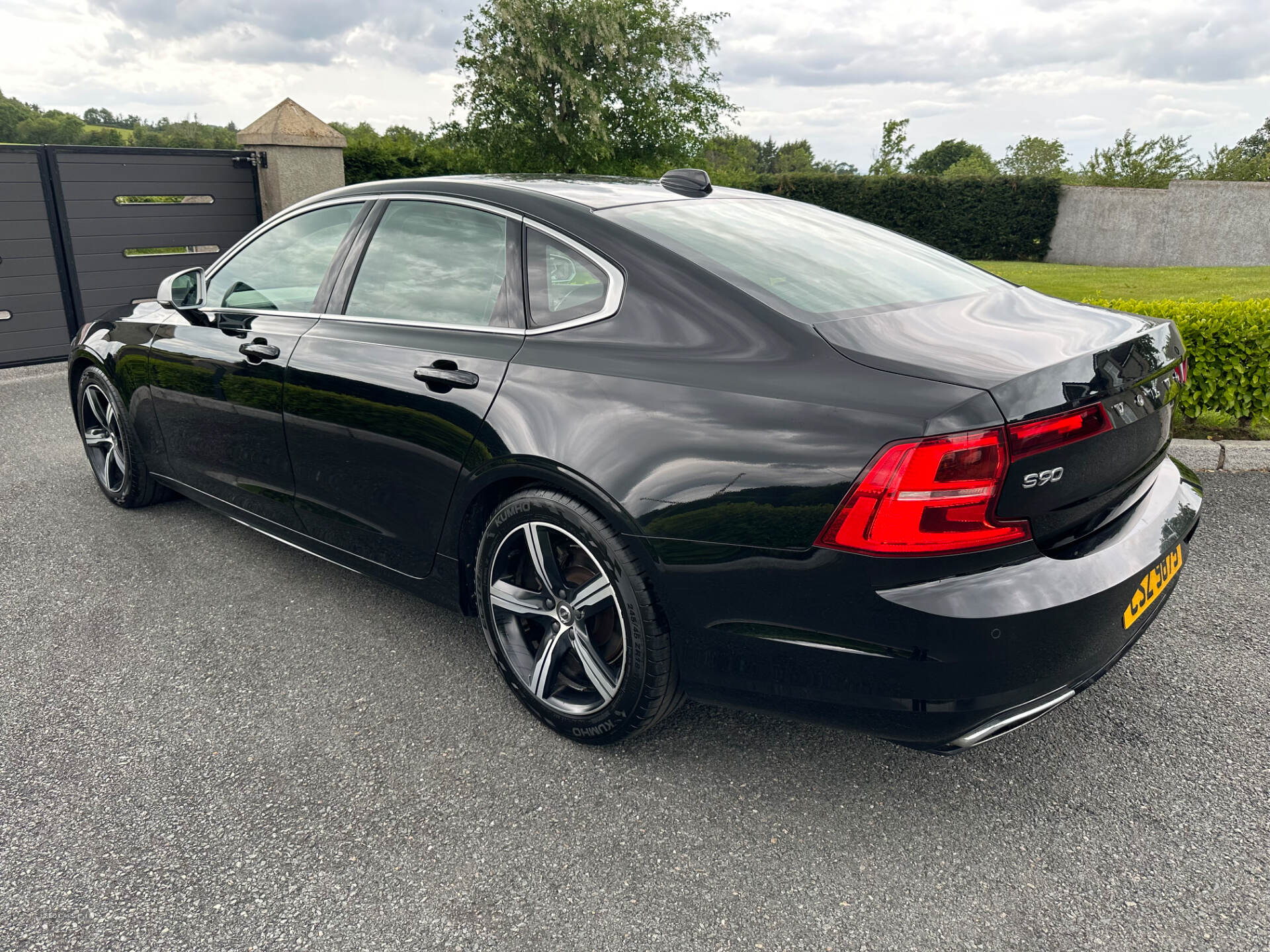 May 2019 Volvo S90 2.0 D4 R DESIGN 4dr Geartronic