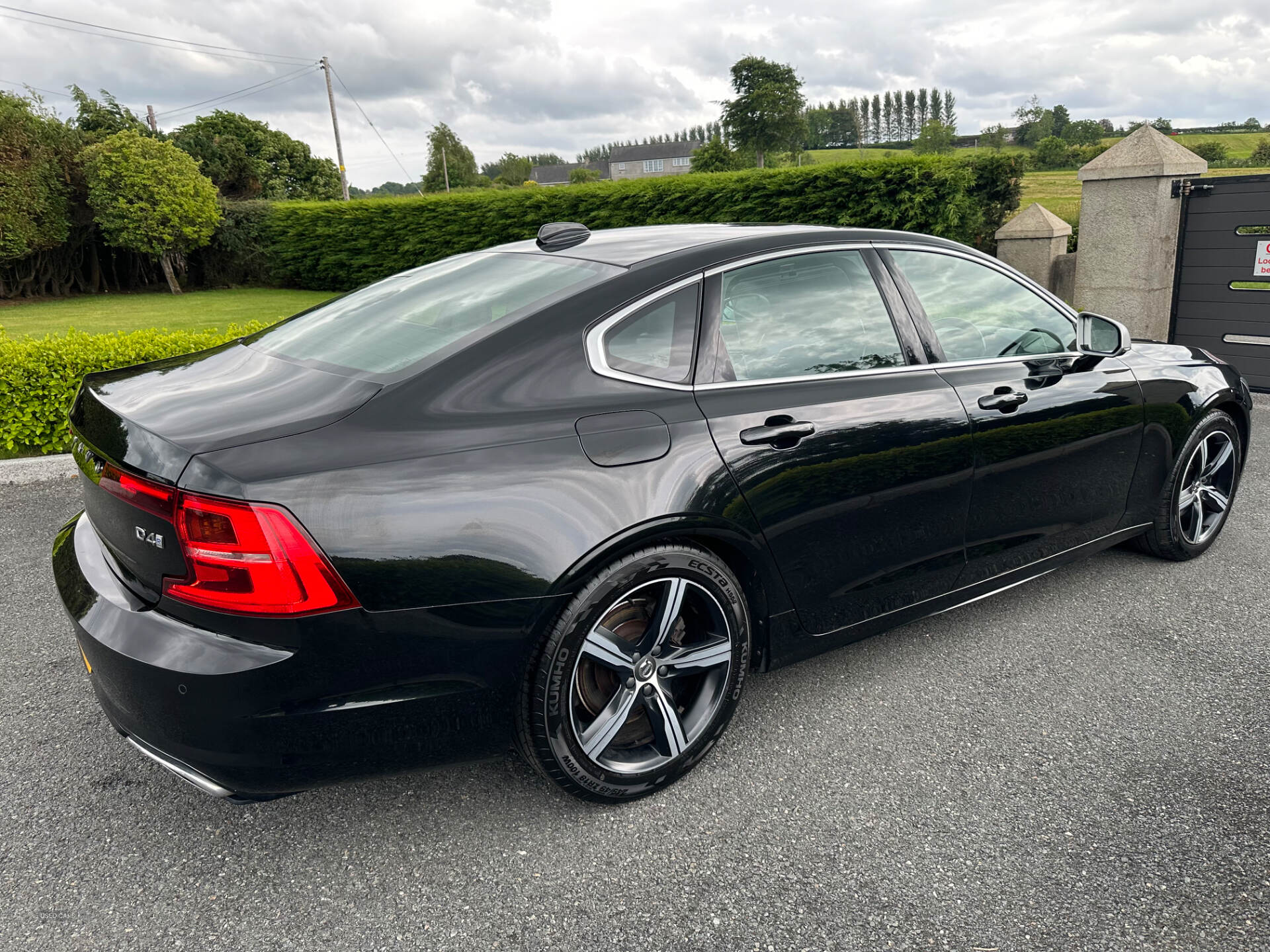 May 2019 Volvo S90 2.0 D4 R DESIGN 4dr Geartronic