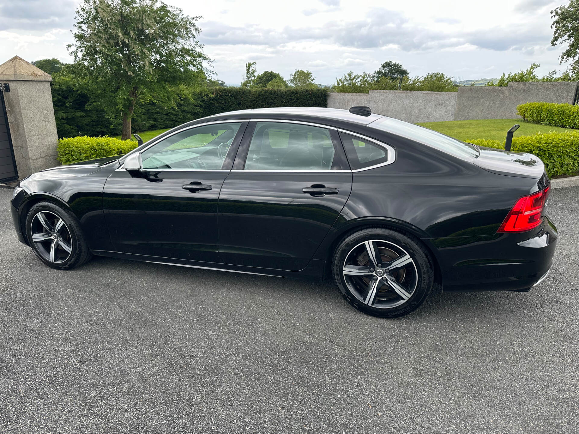 May 2019 Volvo S90 2.0 D4 R DESIGN 4dr Geartronic