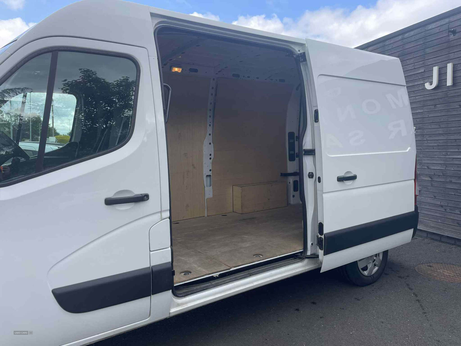 Jul 2022 Renault Master MM35dCi 135 Business+ Medium Roof Van