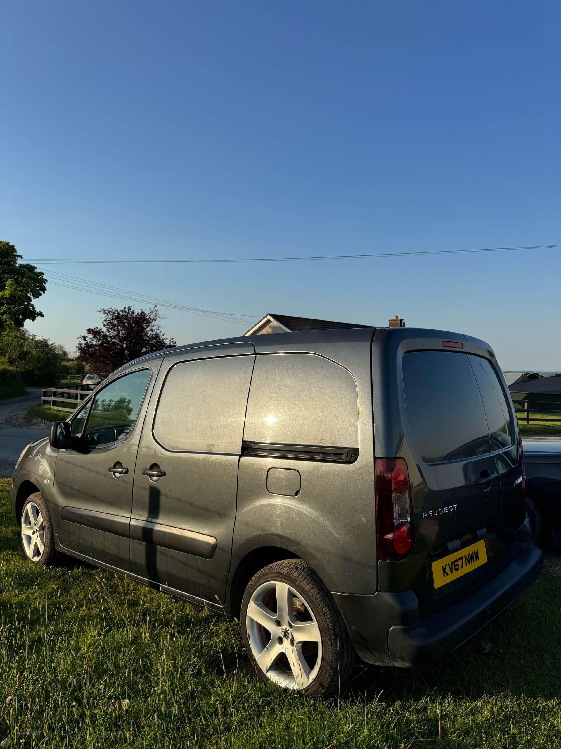 Oct 2017 Peugeot Partner 850 1.6 BlueHDi 100 Professional Van [non SS]