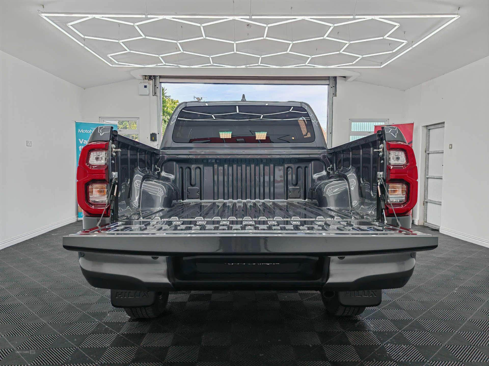 2025 Toyota Hilux 2.8 Hilux Invincible X MHEV 4WD A 4WD 4dr
