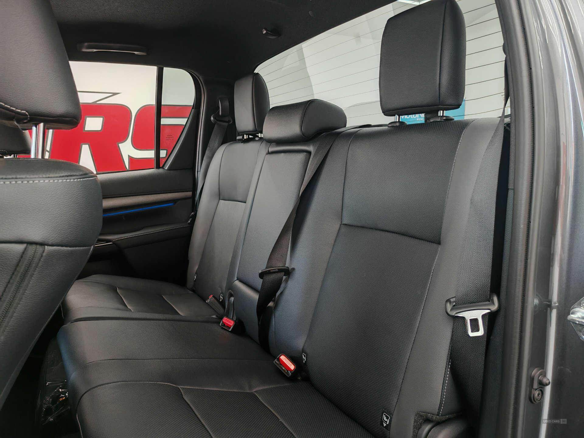 2025 Toyota Hilux 2.8 Hilux Invincible X MHEV 4WD A 4WD 4dr
