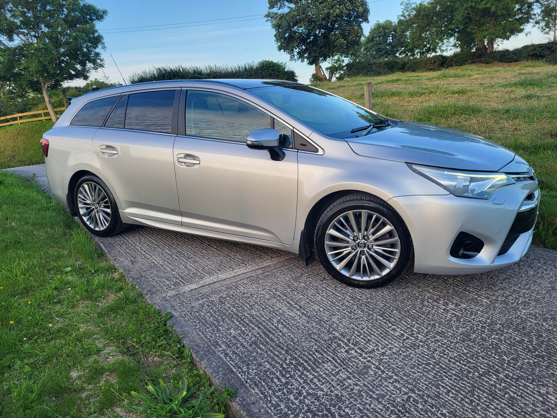 Feb 2016 Toyota Avensis 2.0D Excel 5dr