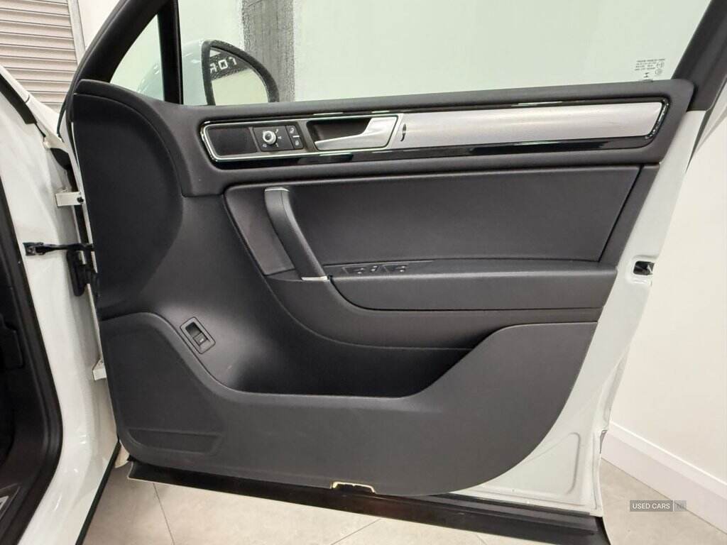 Jun 2015 Volkswagen Touareg 3.0 V6 TDI BlueMotion Tech R-Line 5dr Tip Auto