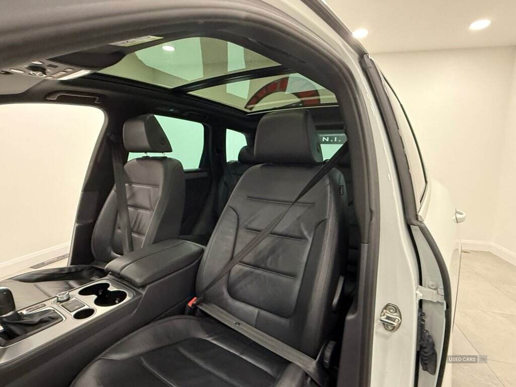 Jun 2015 Volkswagen Touareg 3.0 V6 TDI BlueMotion Tech R-Line 5dr Tip Auto