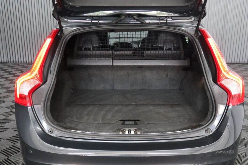Sep 2015 Volvo V60 D4 [181] R DESIGN Lux Nav 5dr