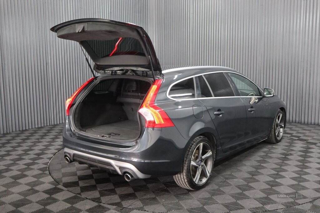 Sep 2015 Volvo V60 D4 [181] R DESIGN Lux Nav 5dr