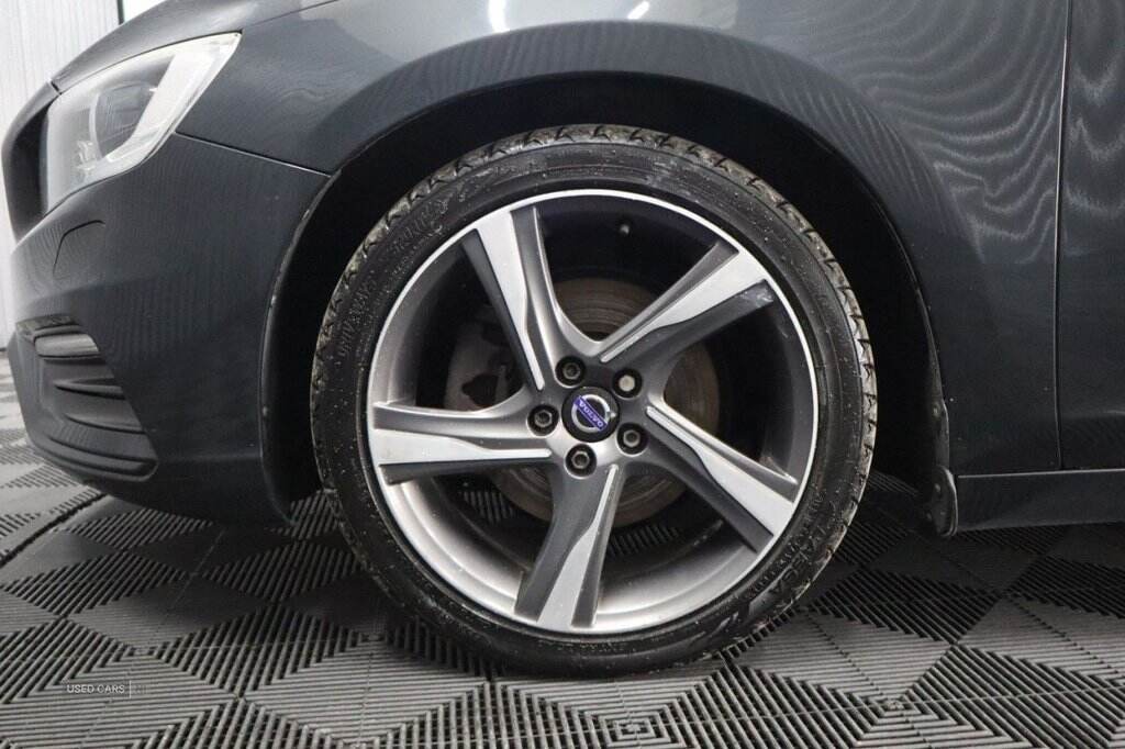 Sep 2015 Volvo V60 D4 [181] R DESIGN Lux Nav 5dr