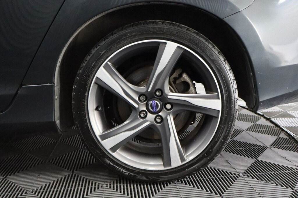 Sep 2015 Volvo V60 D4 [181] R DESIGN Lux Nav 5dr