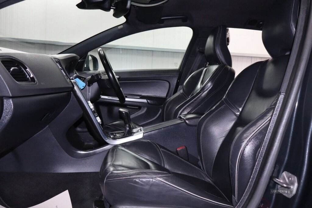Sep 2015 Volvo V60 D4 [181] R DESIGN Lux Nav 5dr