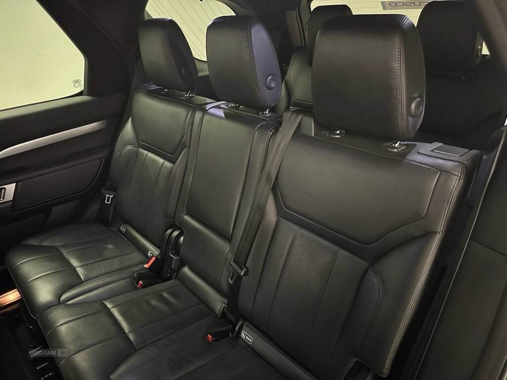 Oct 2020 Land Rover Discovery 3.0 SD6 Landmark Edition 5dr Auto