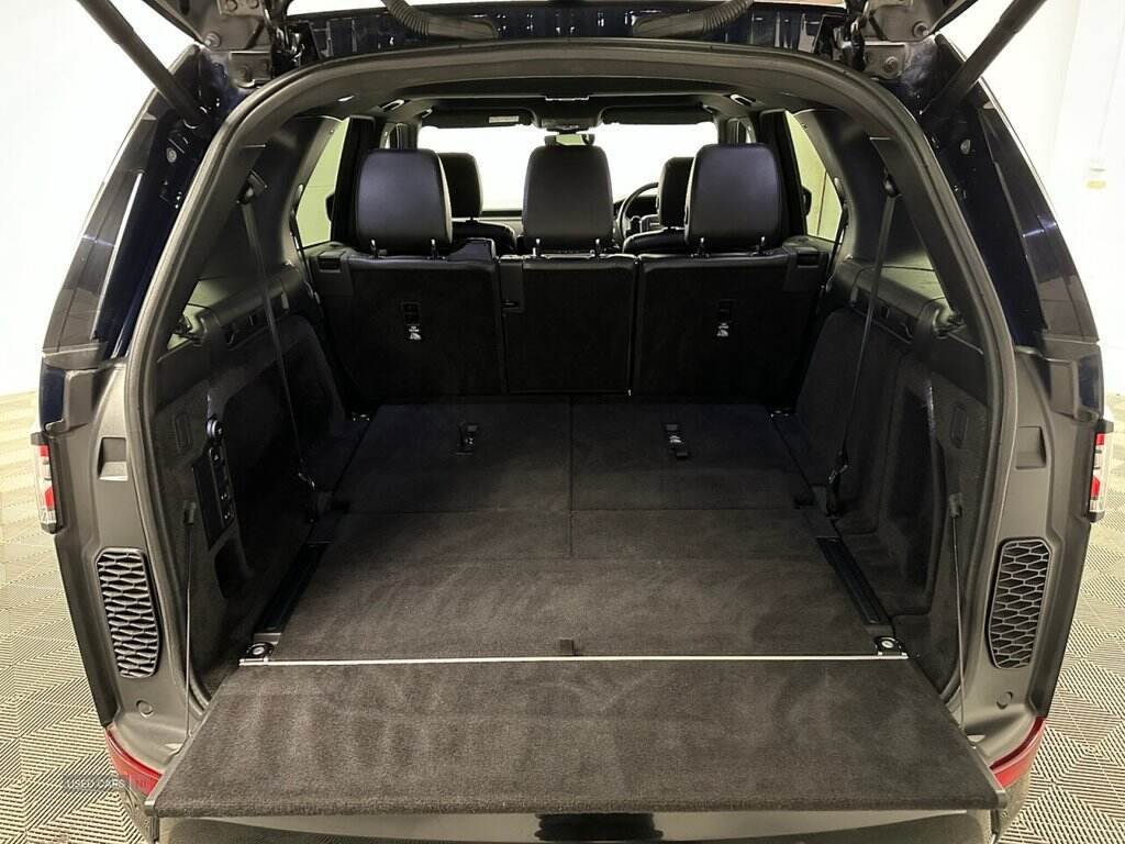 Oct 2020 Land Rover Discovery 3.0 SD6 Landmark Edition 5dr Auto