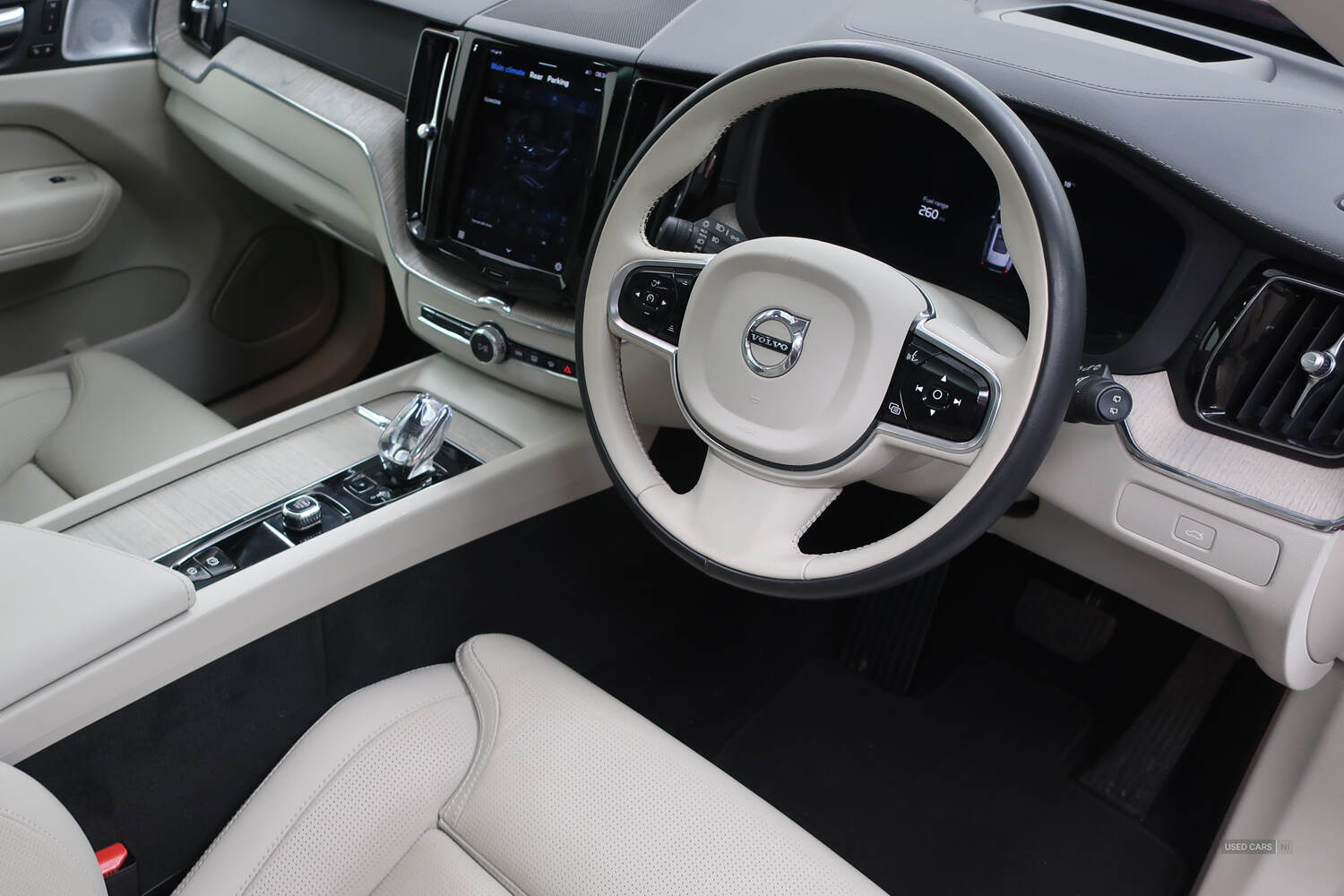 Dec 2022 Volvo XC60 2.0 B5P Ultimate Dark 5dr AWD Geartronic