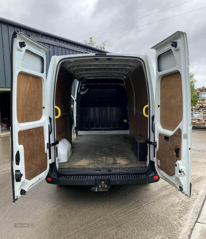 Jun 2016 Renault Master LM35 ENERGY dCi 135 Business Medium Roof Van