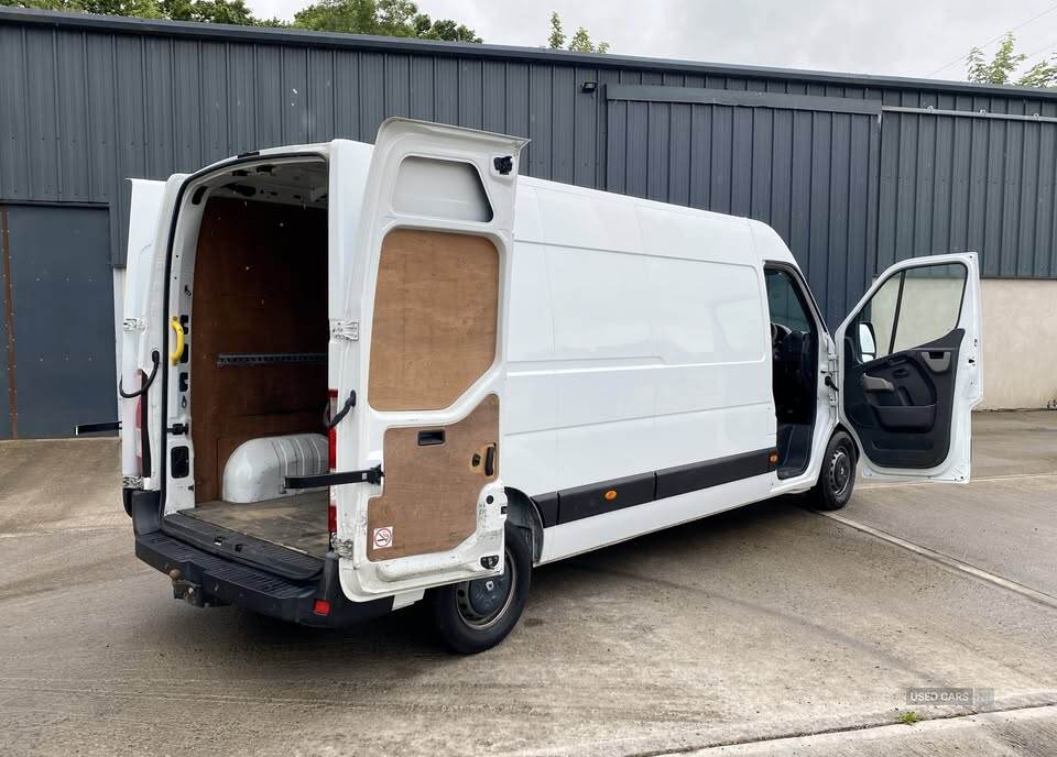Jun 2016 Renault Master LM35 ENERGY dCi 135 Business Medium Roof Van