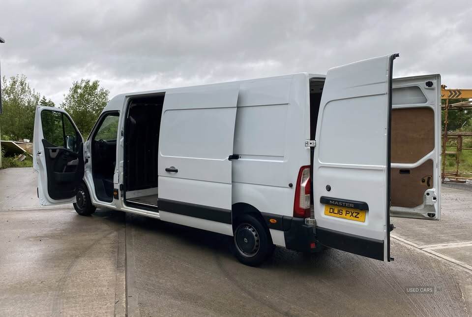 Jun 2016 Renault Master LM35 ENERGY dCi 135 Business Medium Roof Van