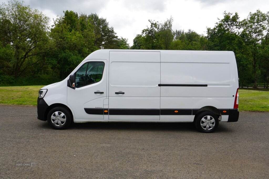 Feb 2023 Renault Master LM35dCi 135 Business+ Medium Roof Van