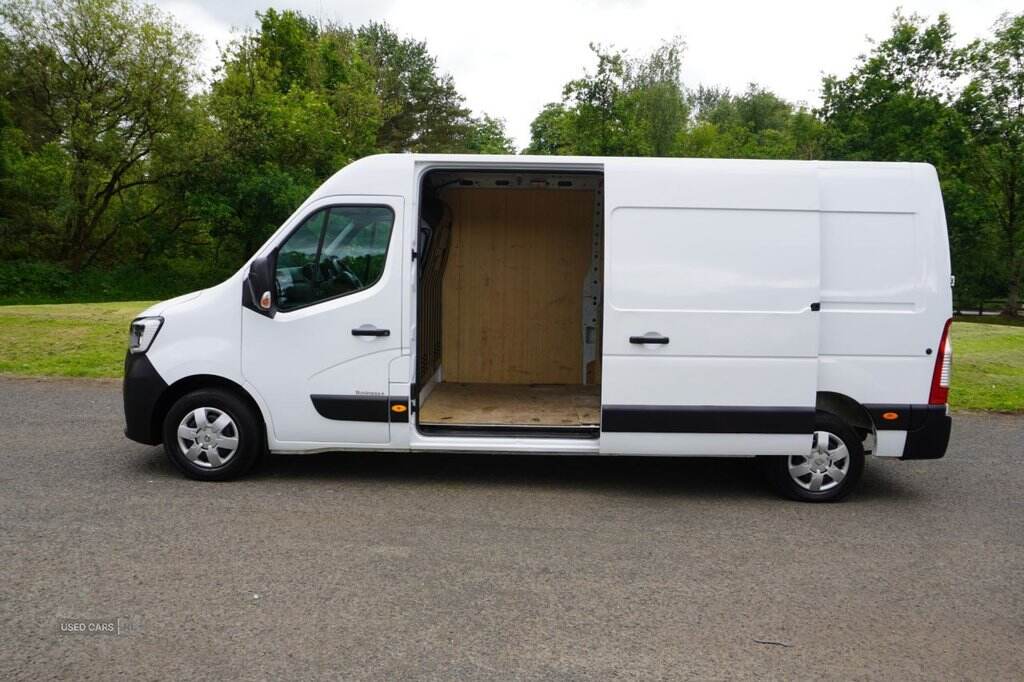 Feb 2023 Renault Master LM35dCi 135 Business+ Medium Roof Van