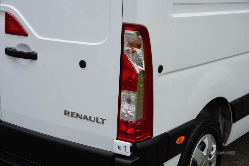 Feb 2023 Renault Master LM35dCi 135 Business+ Medium Roof Van
