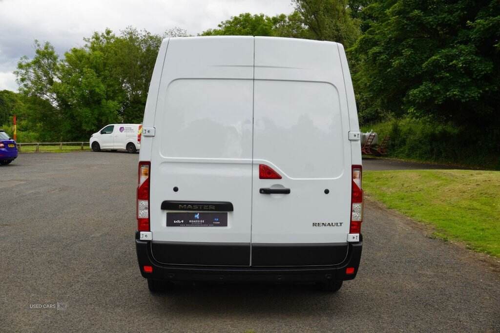 Feb 2023 Renault Master LM35dCi 135 Business+ Medium Roof Van